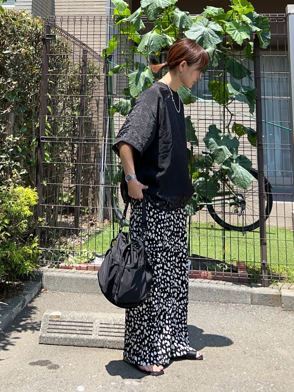 「レイヤードスタイル、フェススタイル、夏コーデ、さらっと晴れやかスナップ、きれいめカジュアル、プチプラ、モノトーン、シアートップス、プリーツパンツ、サンダル、ショルダーバッグ、休日スタイル」｜「recaのオーガンジー重ねラグラントップス（その他トップス、ブラック系）」を使った、ＫＲさん（レディース・159cm）の夏コーディネートの1枚目の写真