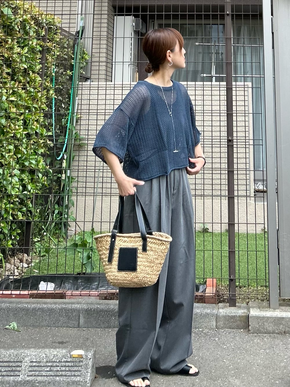 「シンプルコーデ、春夏コーデ、夏コーデ、シアートップス、メッシュ、リネン、きれいめカジュアル、大人カジュアル、プチプラ、ワイドパンツ、かごバッグ、トートバッグ、休日スタイル、サンダル」｜「select MOCAのリネンタッチメッシュニットトップス（ニット/セーター、ブルー系）」を使った、ＫＲさん（レディース・159cm）の春コーディネートの1枚目の写真