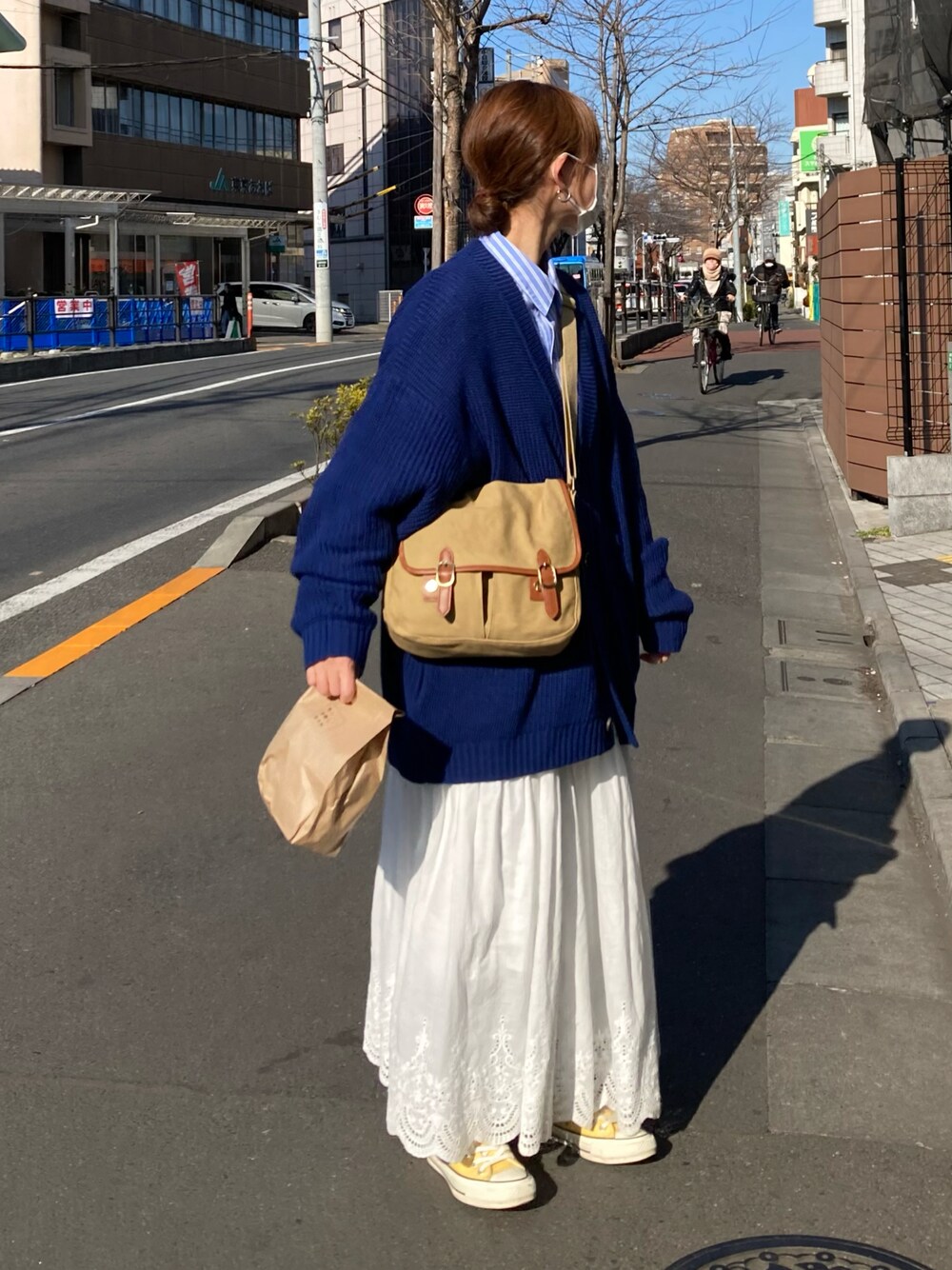 ブルー系のカーディガン/ボレロ、ブルー系のシャツ/ブラウス、ホワイト系のスカートを着用したレディースの春コーディネートの1枚目の写真
