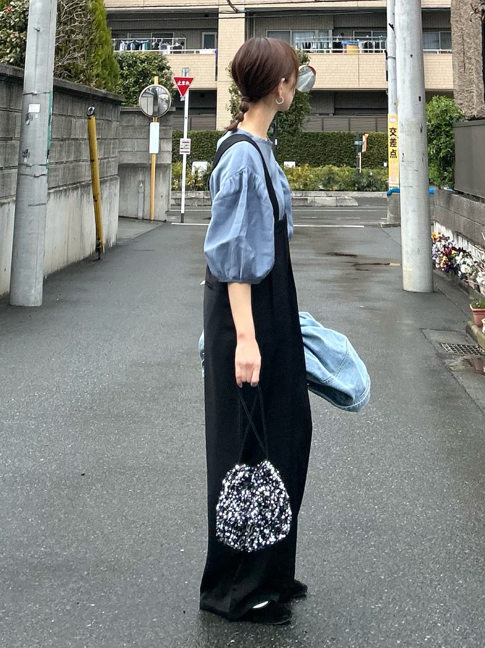 「春のおしゃ見えテクニック、春コーデ、春服みてみて、春色、シンプルコーデ、お出かけコーデ、休日スタイル、きれいめカジュアル、オフィスカジュアル、大人カジュアル、パステルカラー、シアートップス、サロペット、巾着バッグ、スパンコール」｜「select MOCA by sonのシアーボリュームスリーブトップス（シャツ/ブラウス、ブルー系）」を使った、ＫＲさん（レディース・159cm）の春コーディネートの1枚目の写真