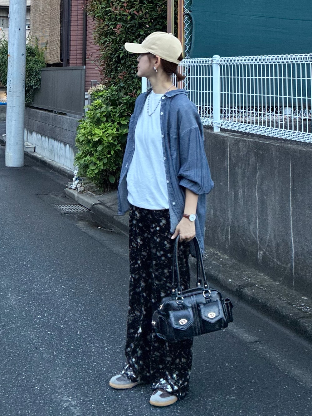 ブルー系のシャツ/ブラウス、ホワイト系のTシャツ/カットソー、ブラウン系のその他パンツを着用したレディースの夏コーディネートの1枚目の写真
