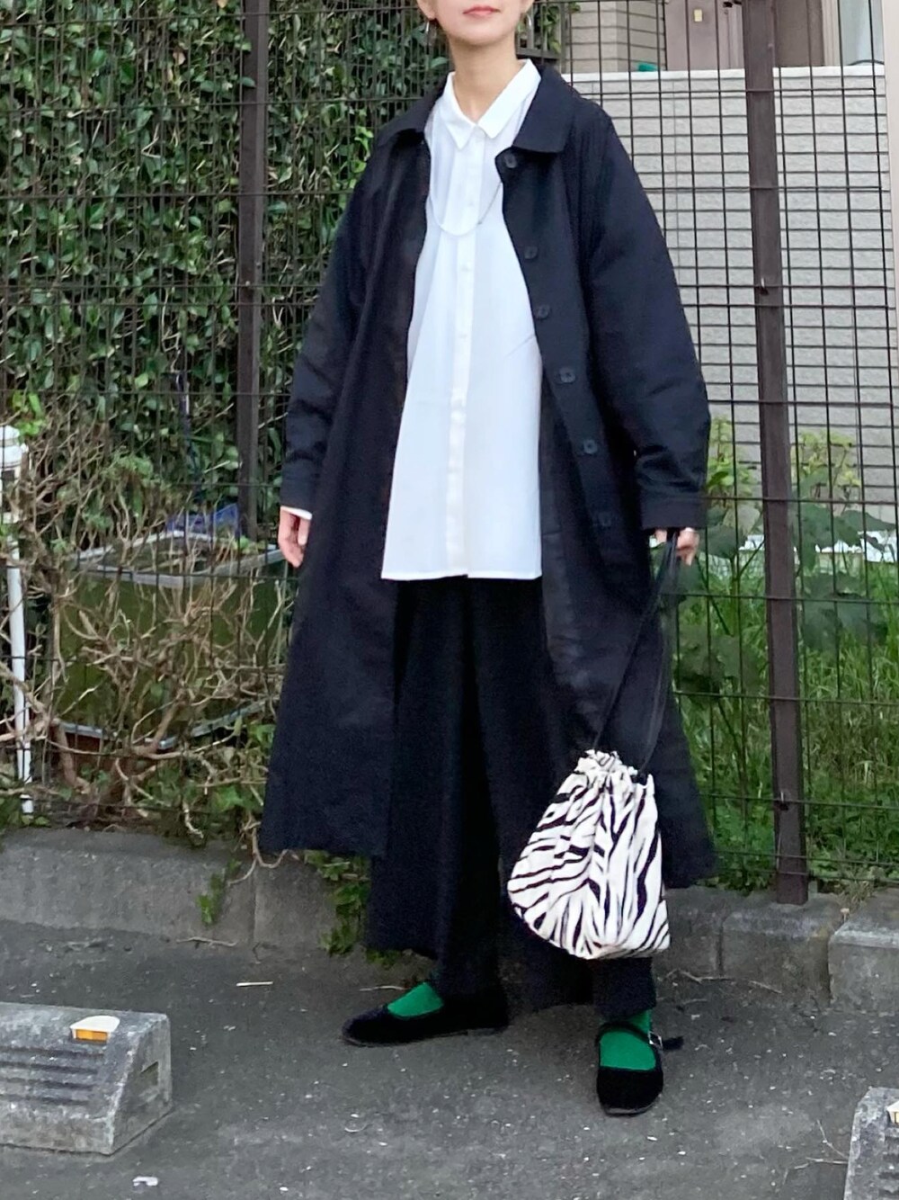 「ビッグシルエット、グリーン、白シャツ、冬コーデ、モノトーン、ロングコート、プチプラ、巾着バッグ、きれいめカジュアル、シンプルコーデ、ゆるコーデ、ゼブラ柄、秋コーデ、カンフーシューズ、秋服準備はじめました」｜「manana suerteのビッグシルエットステンカラーコート（ステンカラーコート、ブラック系）」を使った、ＫＲさん（レディース・159cm）の秋コーディネートの1枚目の写真