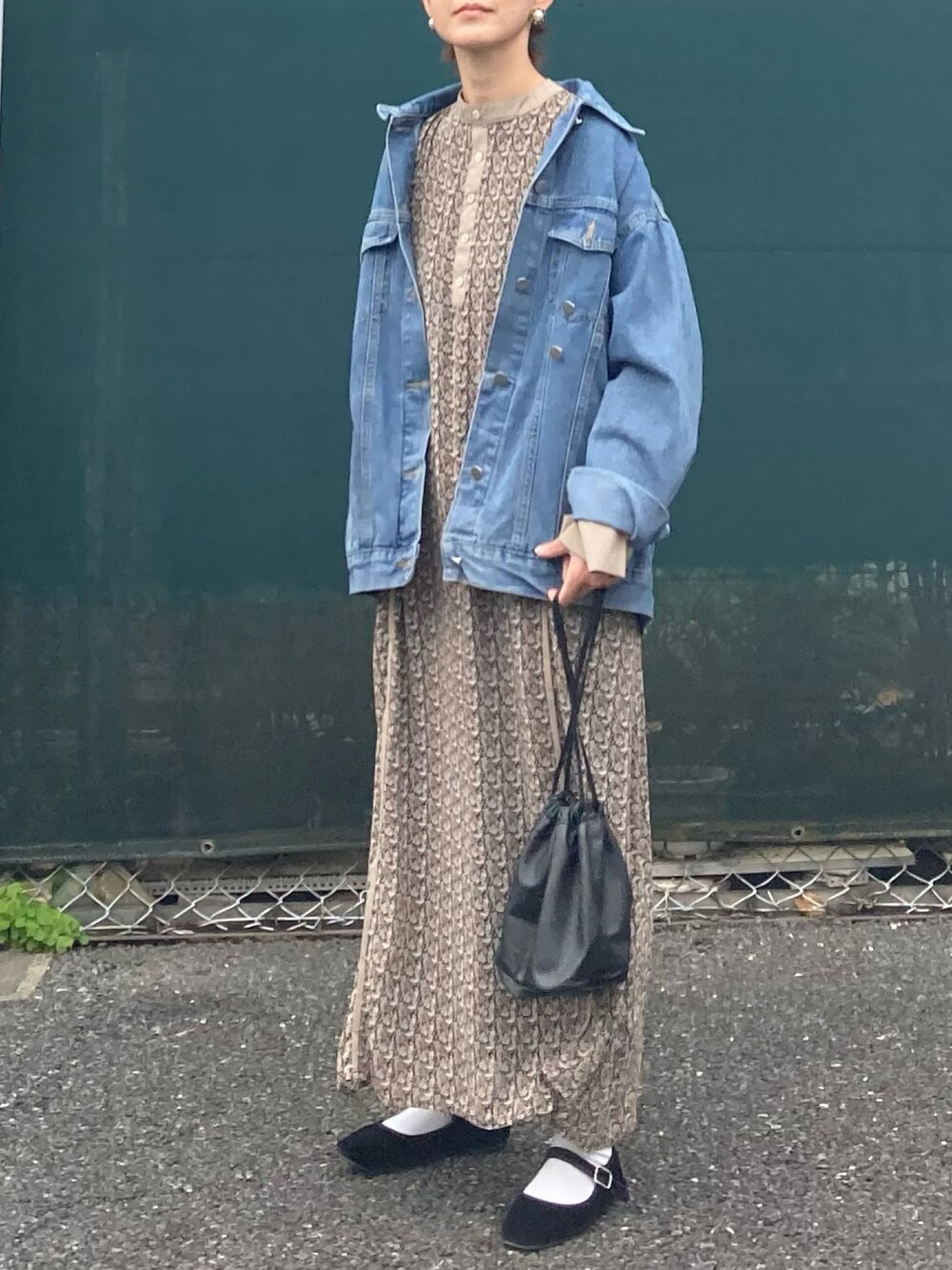 その他のワンピース、ブルー系のデニムジャケット、ブラック系のハンドバッグを着用したレディースの春コーディネートの1枚目の写真