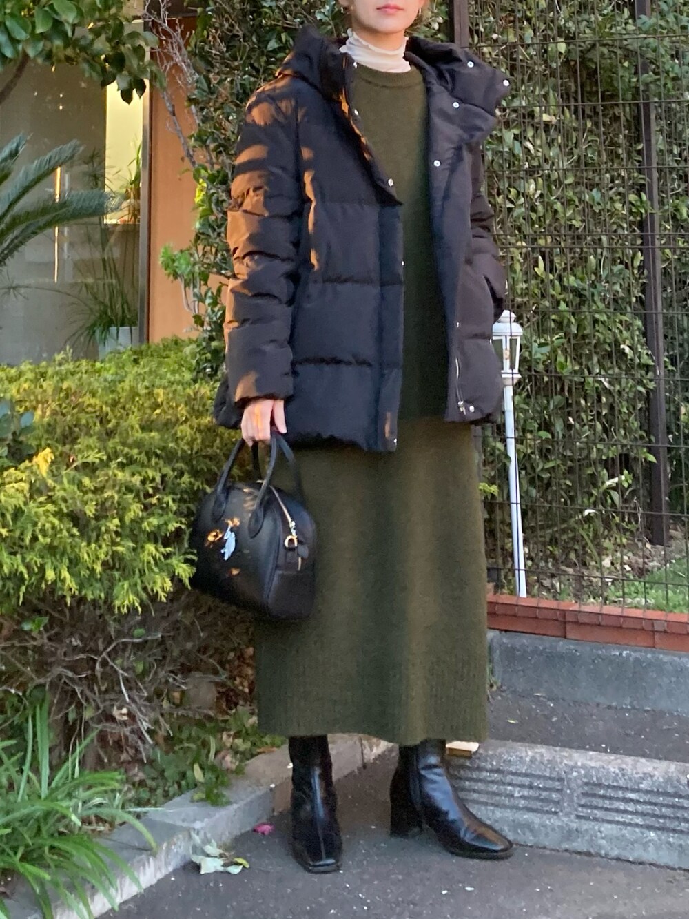 「あけましておめでとうございます！、冬コーデ、シンプルコーデ、レイヤードスタイル、休日スタイル、ダウンジャケット、ニットワンピース、ロングワンピース、nano・universe、大人カジュアル、きれいめカジュアル、ブーツ、スクエアトゥ、ボストンバッグ」｜「NANO universeのLB.04/ボリュームミドルダウン（ダウンジャケット/コート、ブラック系）」を使った、ＫＲさん（レディース・159cm）の冬コーディネートの1枚目の写真