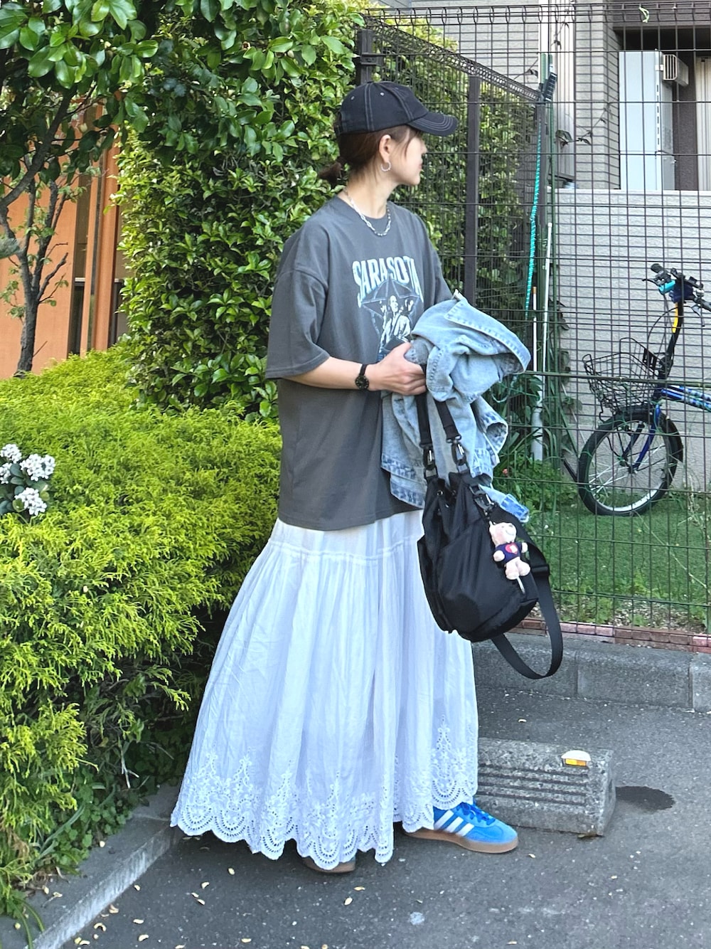 「春夏コーデ、夏コーデ、Tシャツ、プリントT、ロングスカート、スニーカー、キャップ、ショルダーバッグ、きれいめカジュアル、大人カジュアル、休日スタイル、プチプラ」｜「CORNERS by KRのCORNERS by KR コットンレーススカート（スカート、ホワイト系）」を使った、ＫＲさん（レディース・159cm）の春コーディネートの1枚目の写真