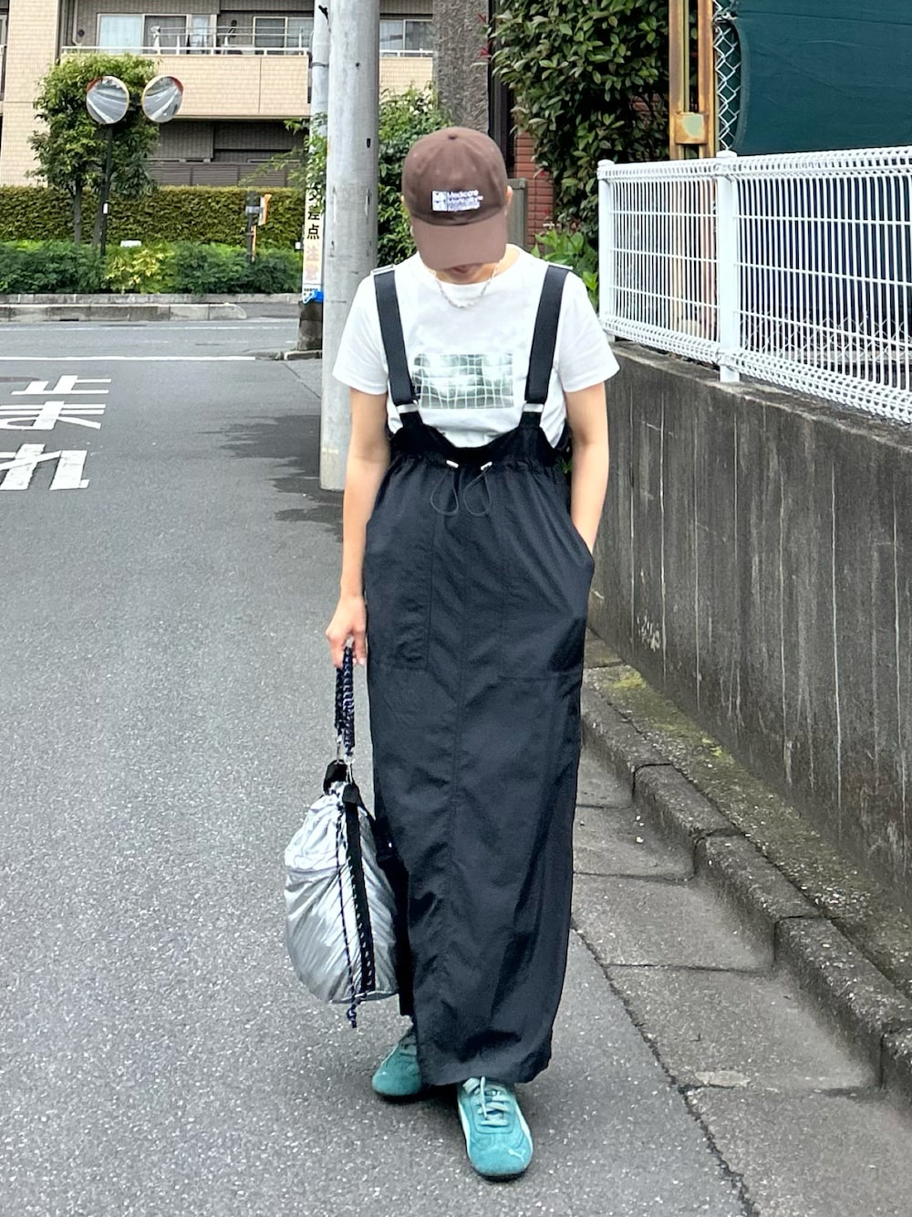「やっぱり帽子が好き、シンプルコーデ、夏コーデ、お出かけコーデ、モノトーン、きれいめカジュアル、大人カジュアル、プチプラ、休日スタイル、キャップ、Tシャツ、白Tシャツ、ジャンパースカート、ロングスカート、スニーカー」｜「notch.の【 notch. by KR 】サスペンダーツキハイウエストスカート（ジャンパースカート、ブラック系）」を使った、ＫＲさん（レディース・159cm）の春コーディネートの1枚目の写真