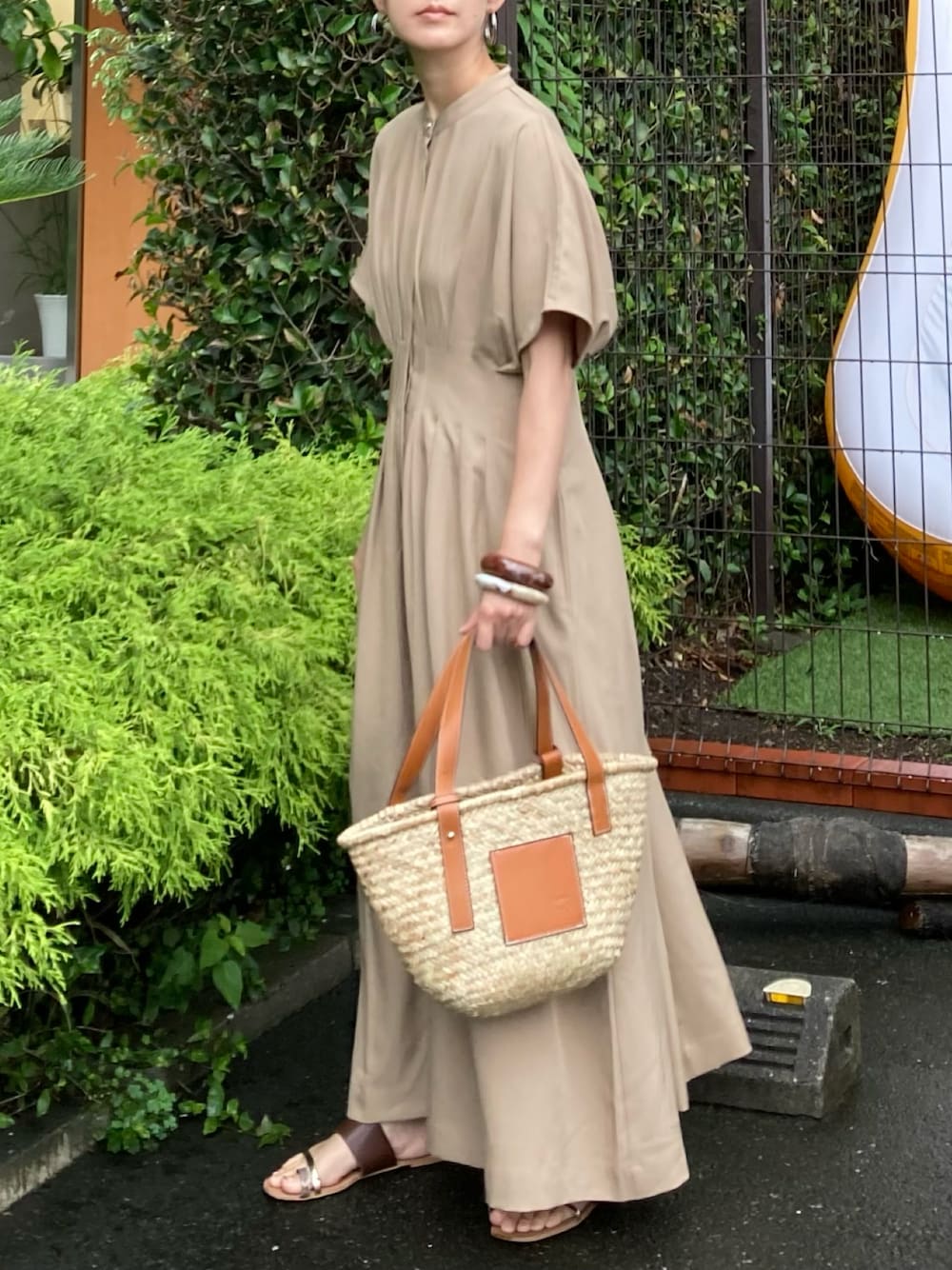 「夏コーデ、シンプルコーデ、きれいめカジュアル、オフィスカジュアル、ロングワンピース、シャツワンピ、リネン、ベージュ、ワントーンコーデ、淡色コーデ、かごバッグ、トートバッグ、プチプラ、corners by KR」｜「COTORICAのリネンライクウエストタックワンピース（ワンピース、ベージュ系）」を使った、ＫＲさん（レディース・159cm）の夏コーディネートの1枚目の写真