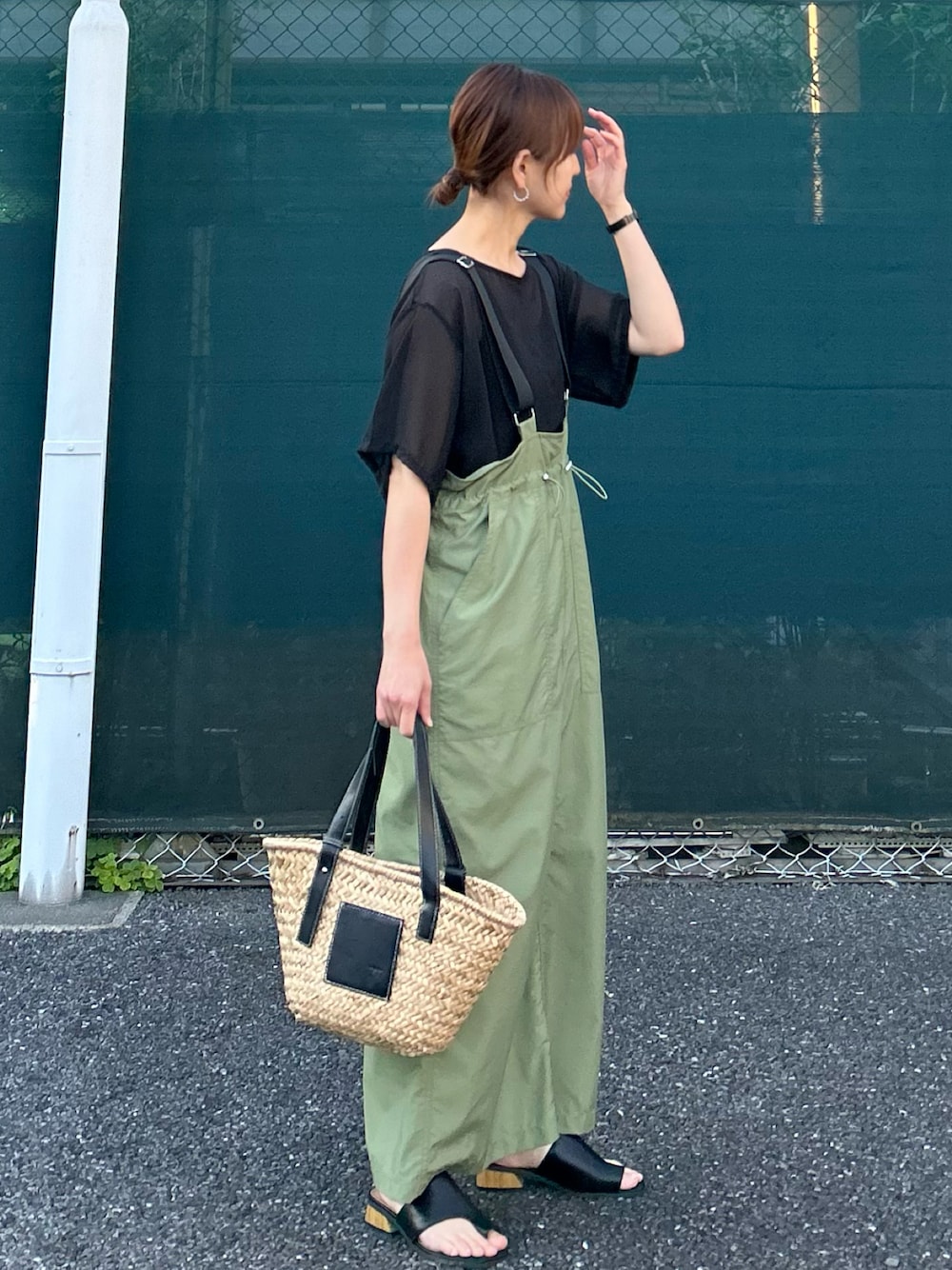 「春夏コーデ、夏コーデ、シンプルコーデ、お出かけコーデ、デートコーデ、レイヤードスタイル、休日スタイル、シアートップス、ブラウス、ロングスカート、サンダル、かごバッグ、トートバッグ、きれいめカジュアル、プチプラ」｜「select MOCA by sonの【サイズ展開あり】オーバーシア―トップス（シャツ/ブラウス、ブラック系）」を使った、ＫＲさん（レディース・159cm）の春コーディネートの1枚目の写真
