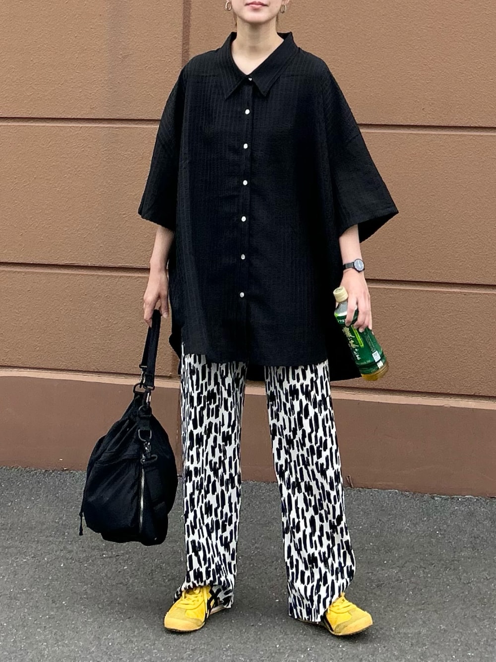 「モノトーン、プチプラ、シャツ好き集まれ、シャツスタイル、休日スタイル、ビッグシルエット、きれいめカジュアル、大人カジュアル、プリーツパンツ、レオパード、スニーカー、シンプルコーデ、夏コーデ」｜「select MOCAのルーズシルエットワイドスリーブシャツ（シャツ/ブラウス、ブラック系）」を使った、ＫＲさん（レディース・159cm）の夏コーディネートの1枚目の写真