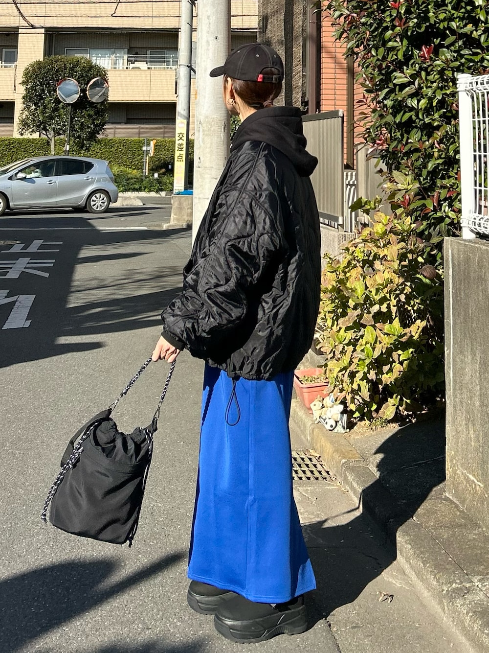 「冬コーデ、クリスマスに着たい服、マイベストコーデ2024、レイヤードスタイル、休日スタイル、アウトドアスタイル、キルティング、冬アウター、パーカー、ロングスカート、ハンドバッグ、ブーツ、ムートンブーツ、キャップ、プチプラ」｜「notch.の【 notch. by KR 】オーバーキルティングジャケット（ノーカラージャケット、ブラック系）」を使った、ＫＲさん（レディース・159cm）の冬コーディネートの1枚目の写真