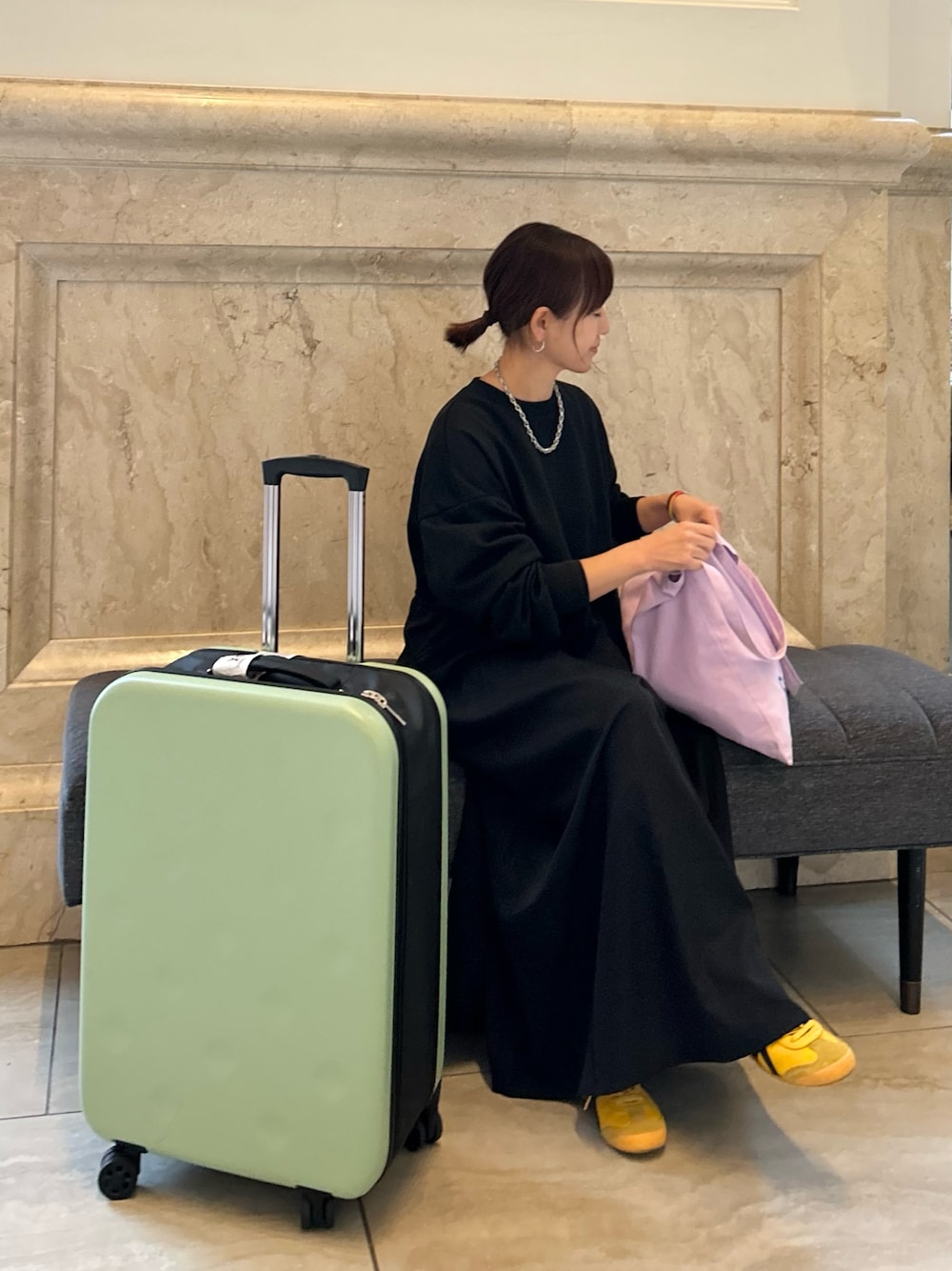「春コーデ、ワンピース、スーツケース、キャリーバッグ、シンプルコーデ、お出かけコーデ、休日スタイル、きれいめカジュアル、大人カジュアル、スニーカー、トートバッグ、プチプラ、ブラックコーデ」｜「CORNERSの【CORNERS by KR】長袖スウェットドッキングワンピース（ワンピース、ブラック系）」を使った、ＫＲさん（レディース・159cm）の冬コーディネートの1枚目の写真