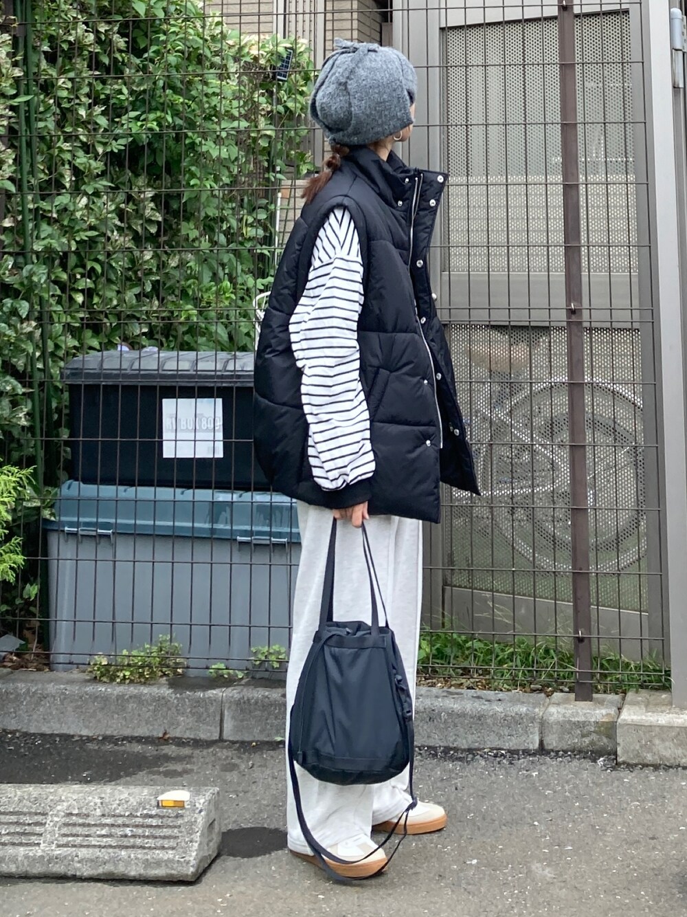 「秋服まるっと大公開、秋コーデ、シンプルコーデ、レイヤードスタイル、休日スタイル、アウトドアスタイル、ストリート、プチプラ、ベスト、ダウンベスト、ボーダー、スウェットパンツ、ニット帽、スニーカー、スポーツミックス」｜「notch.の【 notch. by KR 】パデッドベスト（ダウンベスト、ブラック系）」を使った、ＫＲさん（レディース・159cm）の秋コーディネートの1枚目の写真