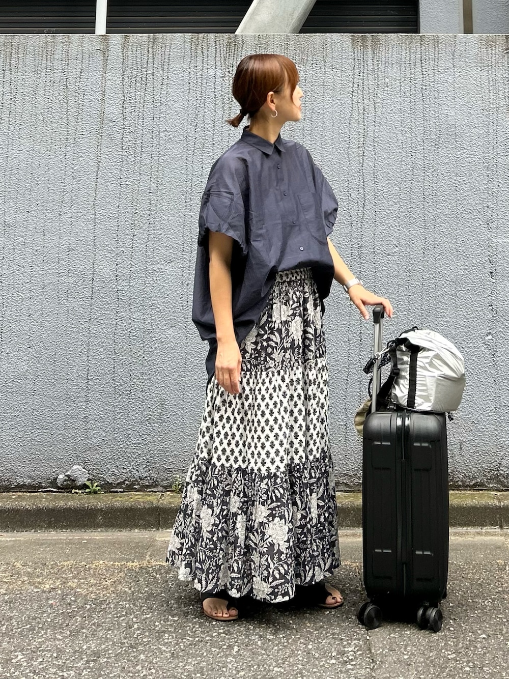 「夏ルックで気分アップ、夏コーデ、シンプルコーデ、お出かけコーデ、モノトーン、休日スタイル、シャツスタイル、きれいめカジュアル、プチプラ、ロングスカート、サンダル、スーツケース、ショルダーバッグ」｜「OMNESのコットンボイル総柄切り替えティアードスカート（スカート、ブルー系）」を使った、ＫＲさん（レディース・159cm）の夏コーディネートの1枚目の写真