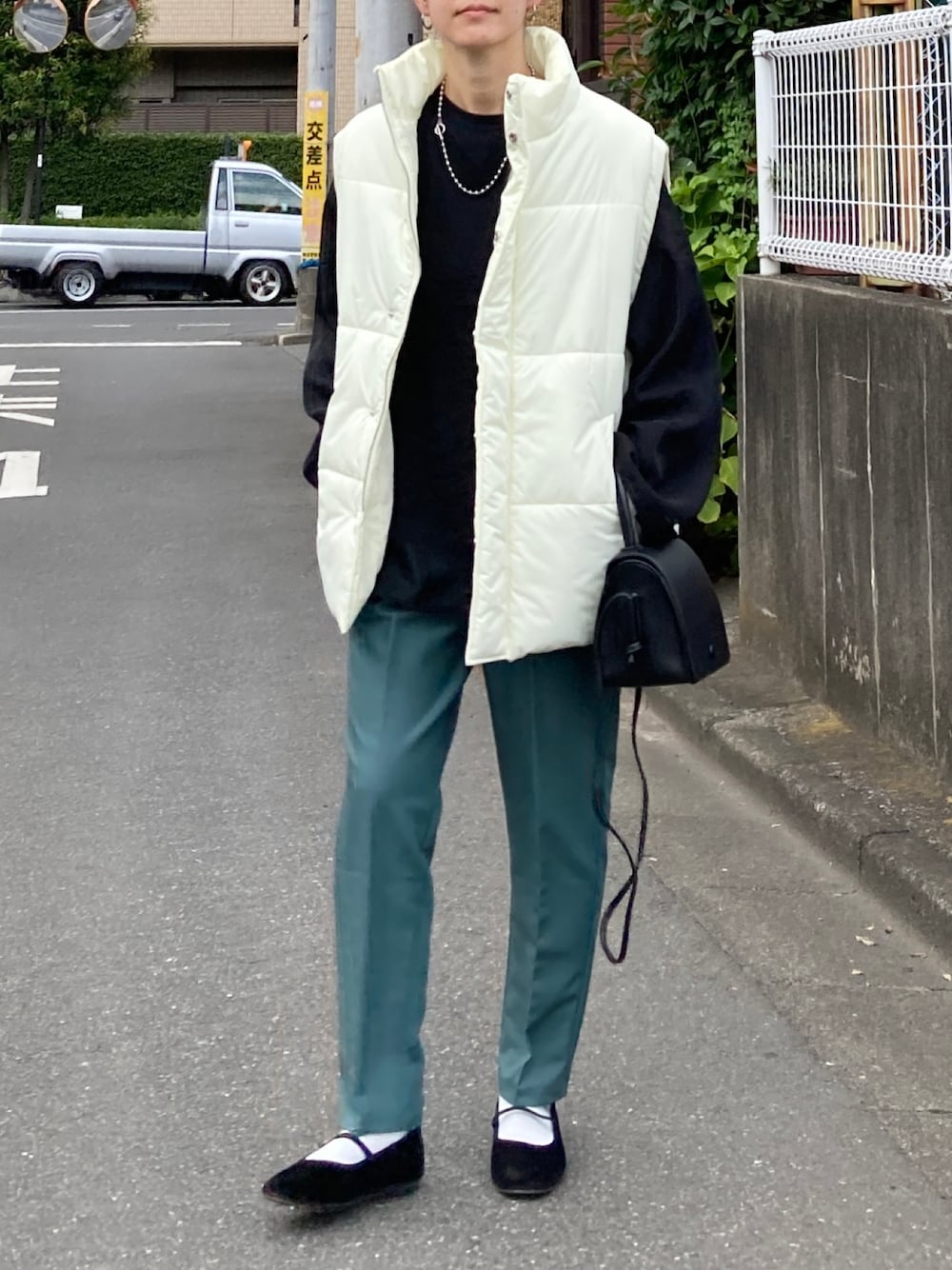 「秋服まるっと大公開、秋服準備はじめました、秋コーデ、ダウンベスト、ベスト、きれいめカジュアル、レイヤードスタイル、シャツスタイル、休日スタイル、スラックス、カンフーシューズ、ハンドバッグ、プチプラ、シンプルコーデ、お出かけコーデ」｜「notch.の【 notch. by KR 】パデッドベスト（ダウンベスト、ホワイト系）」を使った、ＫＲさん（レディース・159cm）の秋コーディネートの1枚目の写真