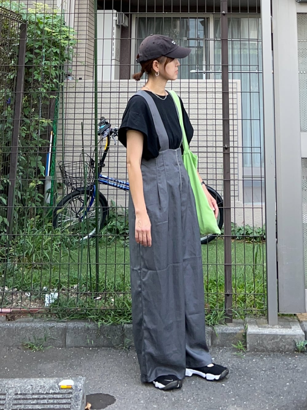 「夏コーデ、シンプルコーデ、お出かけコーデ、モノトーン、きれいめカジュアル、大人カジュアル、プチプラ、Tシャツ、サロペット、トートバッグ、ハット、エアリフト、休日スタイル」｜「GeeRAの【4サイズ展開】フロントジップハイウエストサロペットワイドパンツ（サロペット/オーバーオール、グレー系）」を使った、ＫＲさん（レディース・159cm）の夏コーディネートの1枚目の写真