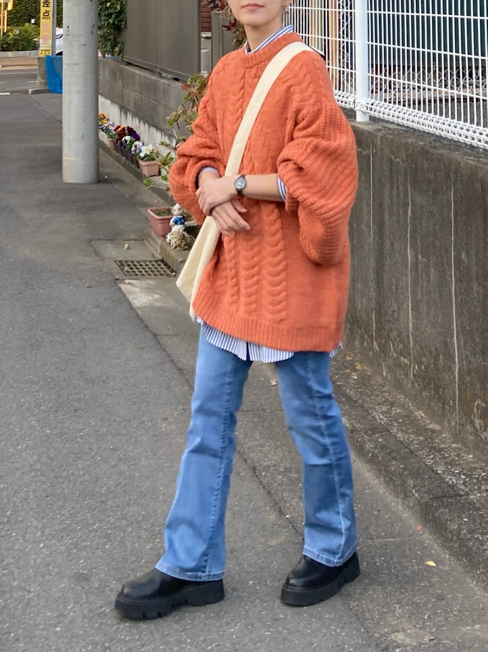 「冬コーデ、レイヤードスタイル、休日スタイル、プチプラ、ビッグシルエット、ボリューム袖、ニット、オレンジ、デニム、ブーツ、厚底シューズ、ショルダーバッグ、クリスマスに着たい服、マイベストコーデ2023、新星WEARISTAにエントリー」｜「select MOCAのヘリンボーンドルマンオーバーニット（ニット/セーター、ブラウン系）」を使った、ＫＲさん（レディース・159cm）の冬コーディネートの1枚目の写真