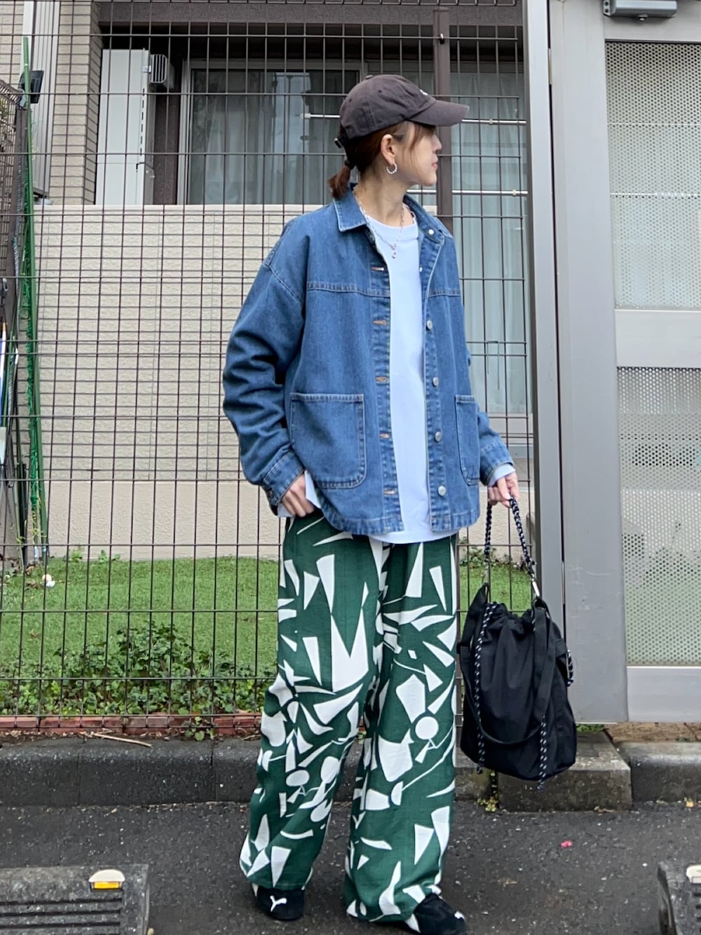 ホワイト系のTシャツ/カットソー、ブラック系のトートバッグ、ブルー系のデニムジャケットを着用したレディースの冬コーディネートの1枚目の写真