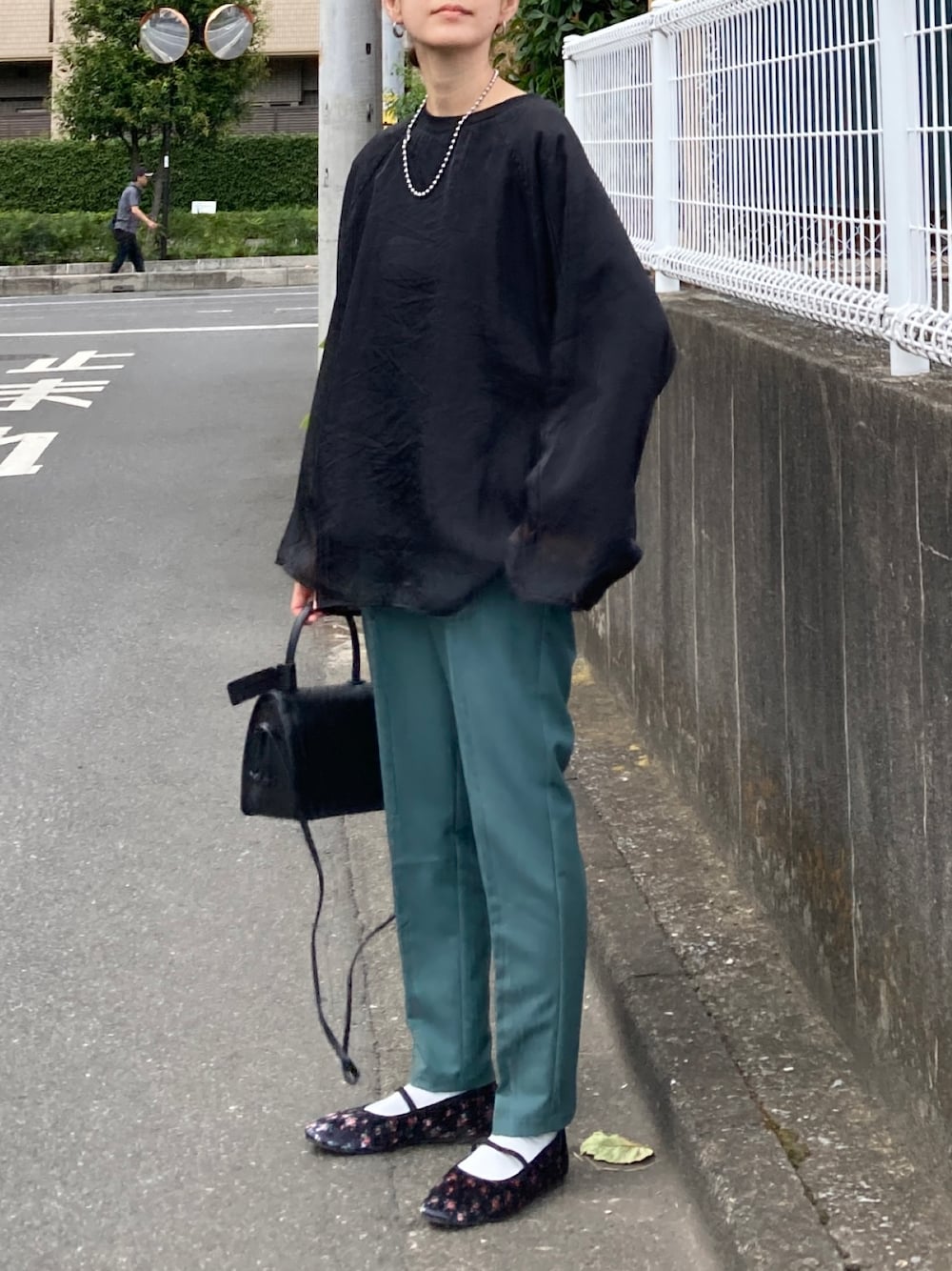 ブラック系のシャツ/ブラウス、グリーン系のその他パンツ、ブラック系のバレエシューズを着用したレディースの夏コーディネートの1枚目の写真