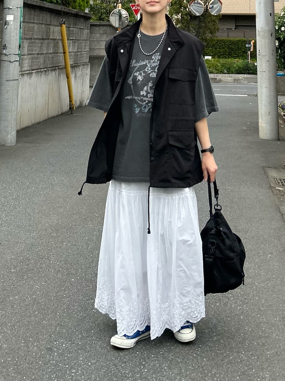 その他のTシャツ/カットソー、ホワイト系のスカート、ブラック系のベストを着用したレディースの春コーディネートの1枚目の写真