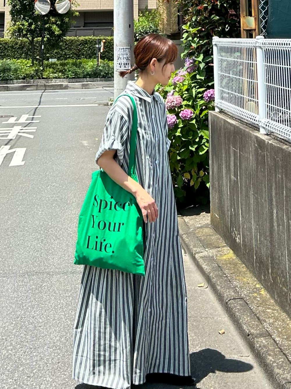 「お出かけコーデ、夏コーデ、プチプラ、アツいコーデ全部見せ、シンプル、きれいめカジュアル、ワンピース、シャツワンピ、ロングワンピース、トートバッグ」｜「CORNERSの【CORNERS by KR】サイドギャザーシャツワンピース（シャツワンピース、ブラック系）」を使った、ＫＲさん（レディース・159cm）の夏コーディネートの1枚目の写真
