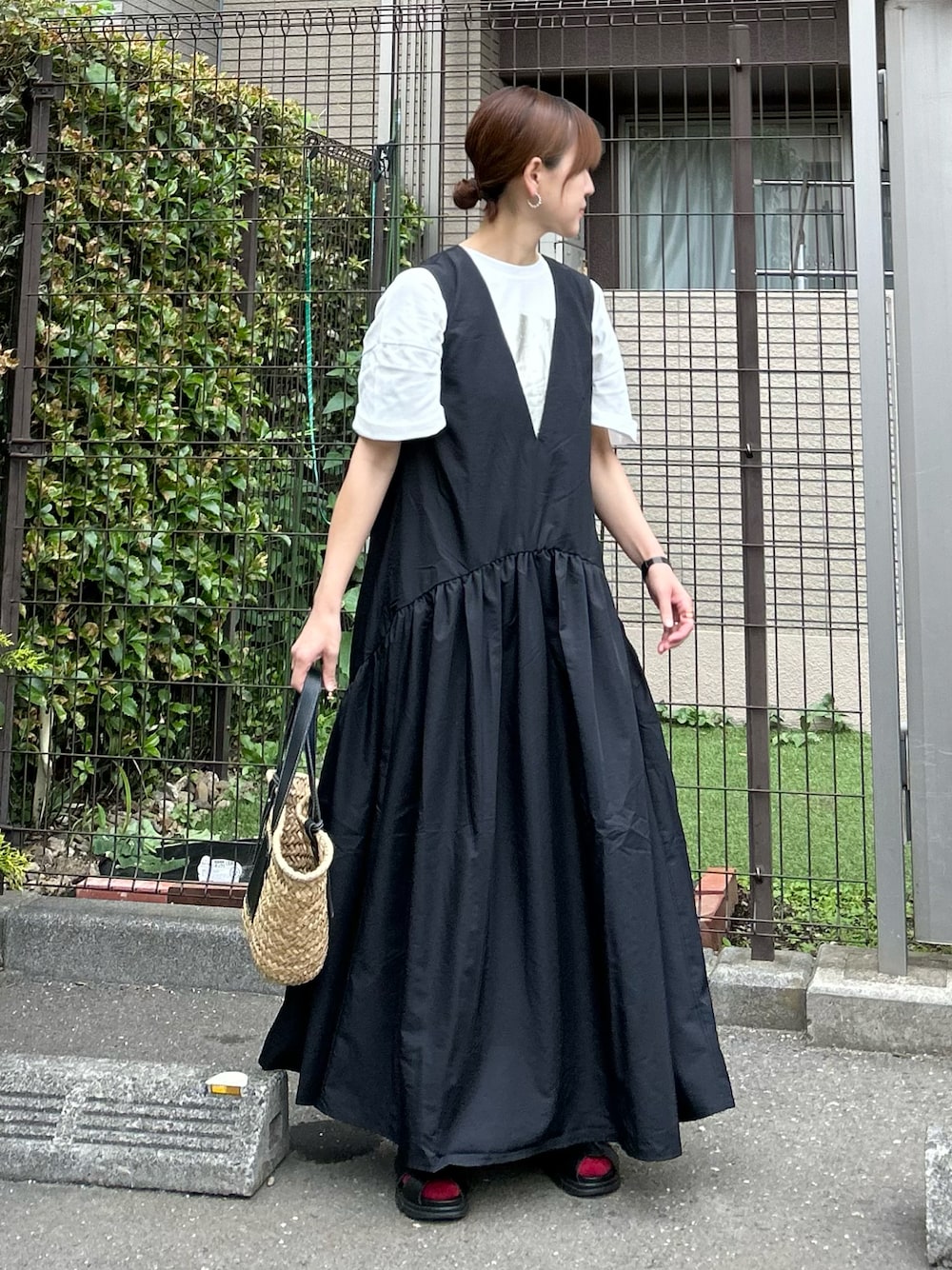 「きれいめカジュアル、大人カジュアル、シンプルコーデ、モノトーン、プチプラ、夏コーデ、白Tシャツ、プリントT、ワンピース、ロングワンピース、グルカサンダル、カラーソックス、かごバッグ、トートバッグ、休日スタイル」｜「notch.の箔プリント半袖Ｔシャツ（Tシャツ/カットソー、ホワイト系）」を使った、ＫＲさん（レディース・159cm）の春コーディネートの1枚目の写真