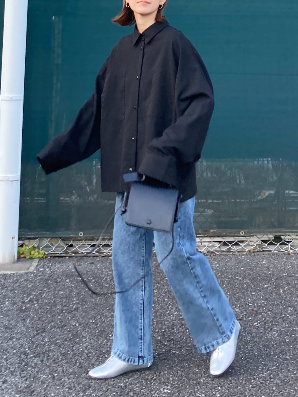 ブラック系のシャツ/ブラウス、ブルー系のデニムパンツ、シルバー系のドレスシューズを着用したレディースの冬コーディネートの1枚目の写真