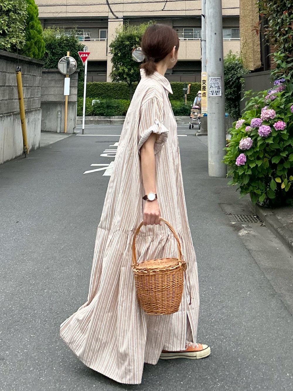 「お出かけコーデ、夏コーデ、アツいコーデ全部見せ、休日スタイル」｜「CORNERSの【CORNERS by KR】サイドギャザーシャツワンピース（シャツワンピース、ベージュ系）」を使った、ＫＲさん（レディース・159cm）の夏コーディネートの1枚目の写真