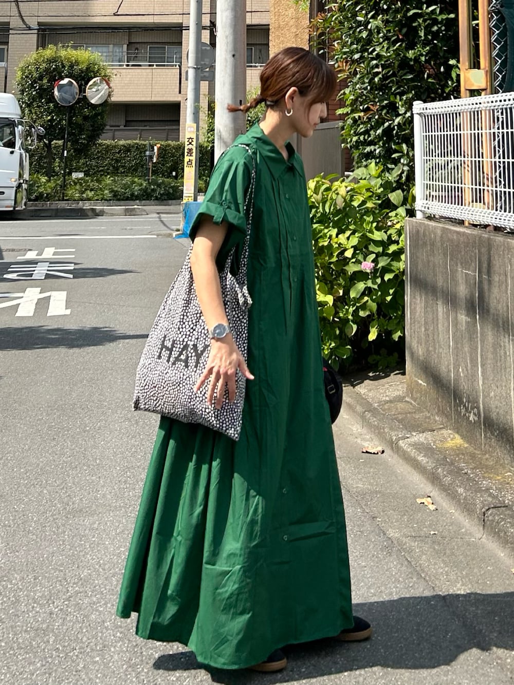 「夏コーデ、アツいコーデ全部見せ、プチプラ、シンプル、きれいめカジュアル、休日スタイル、ワンピース、シャツワンピ、トートバッグ、スニーカー」｜「CORNERSの【CORNERS by KR】サイドギャザーシャツワンピース（シャツワンピース、グリーン系）」を使った、ＫＲさん（レディース・159cm）の夏コーディネートの1枚目の写真