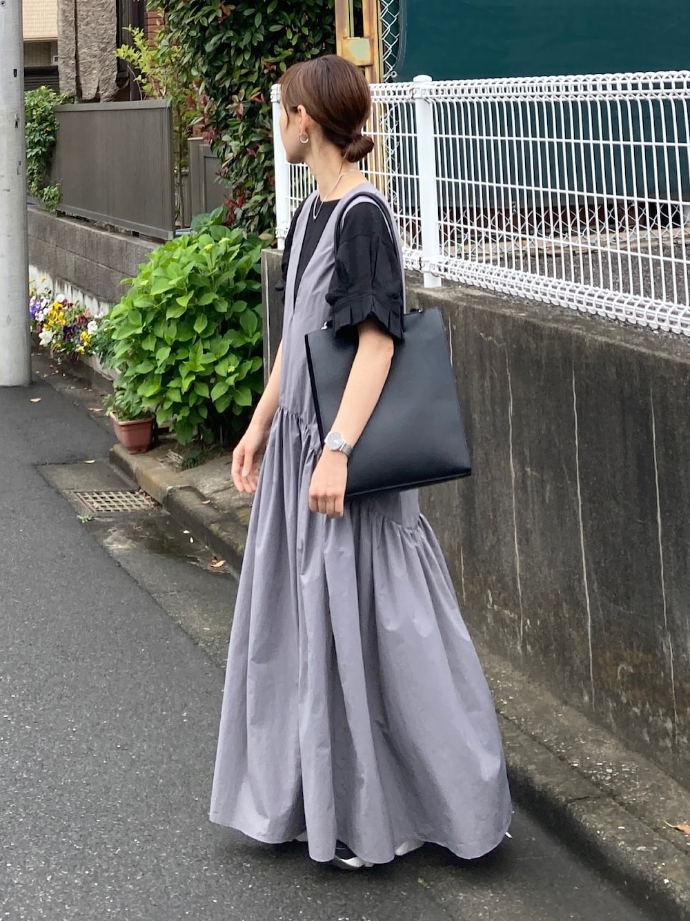 ブラック系のTシャツ/カットソー、グレー系のワンピース、ブラック系のトートバッグを着用したレディースの春コーディネートの1枚目の写真