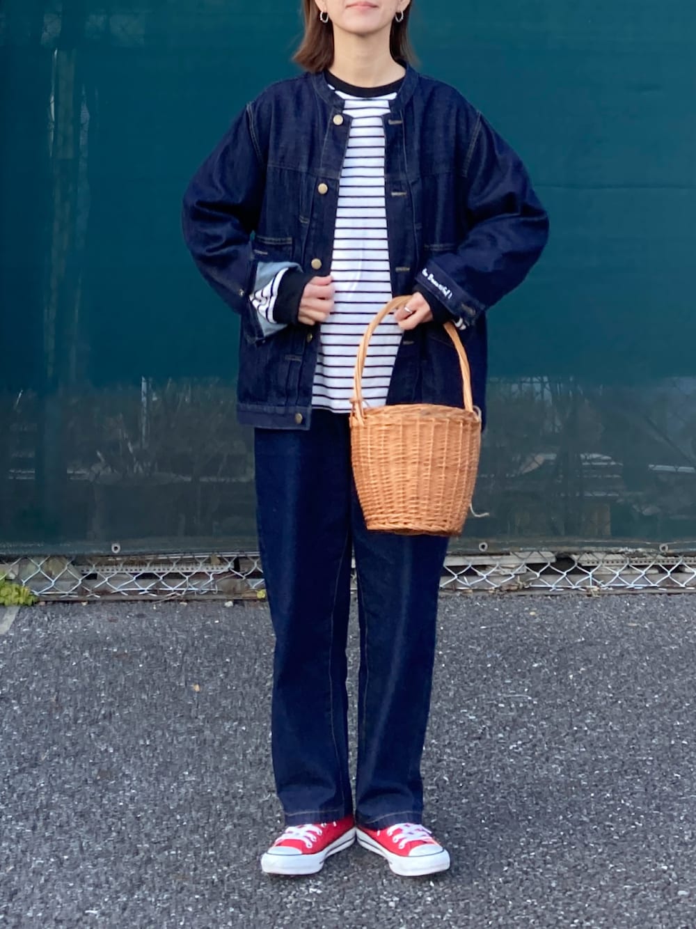 ブルー系のデニムジャケット、ブルー系のデニムパンツ、ブラック系のTシャツ/カットソーを着用したレディースの冬コーディネートの1枚目の写真