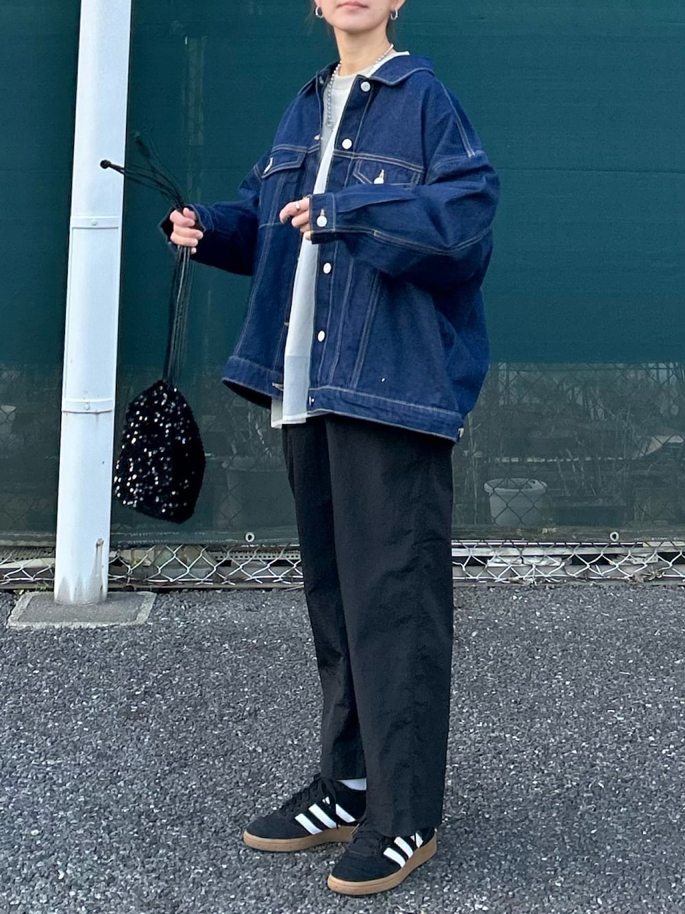 「春のおしゃ見えテクニック、春コーデ、春服みてみて、春アウター、デニム、プチプラ、きれいめカジュアル、大人カジュアル、ロングスカート、休日スタイル、スニーカー、巾着バッグ、お出かけコーデ、シアートップス、シンプルコーデ」｜「AS KNOW AS plusの◎ビッグシルエットジャケット　セットアップ可能（デニムジャケット、ブルー系）」を使った、ＫＲさん（レディース・159cm）の春コーディネートの1枚目の写真