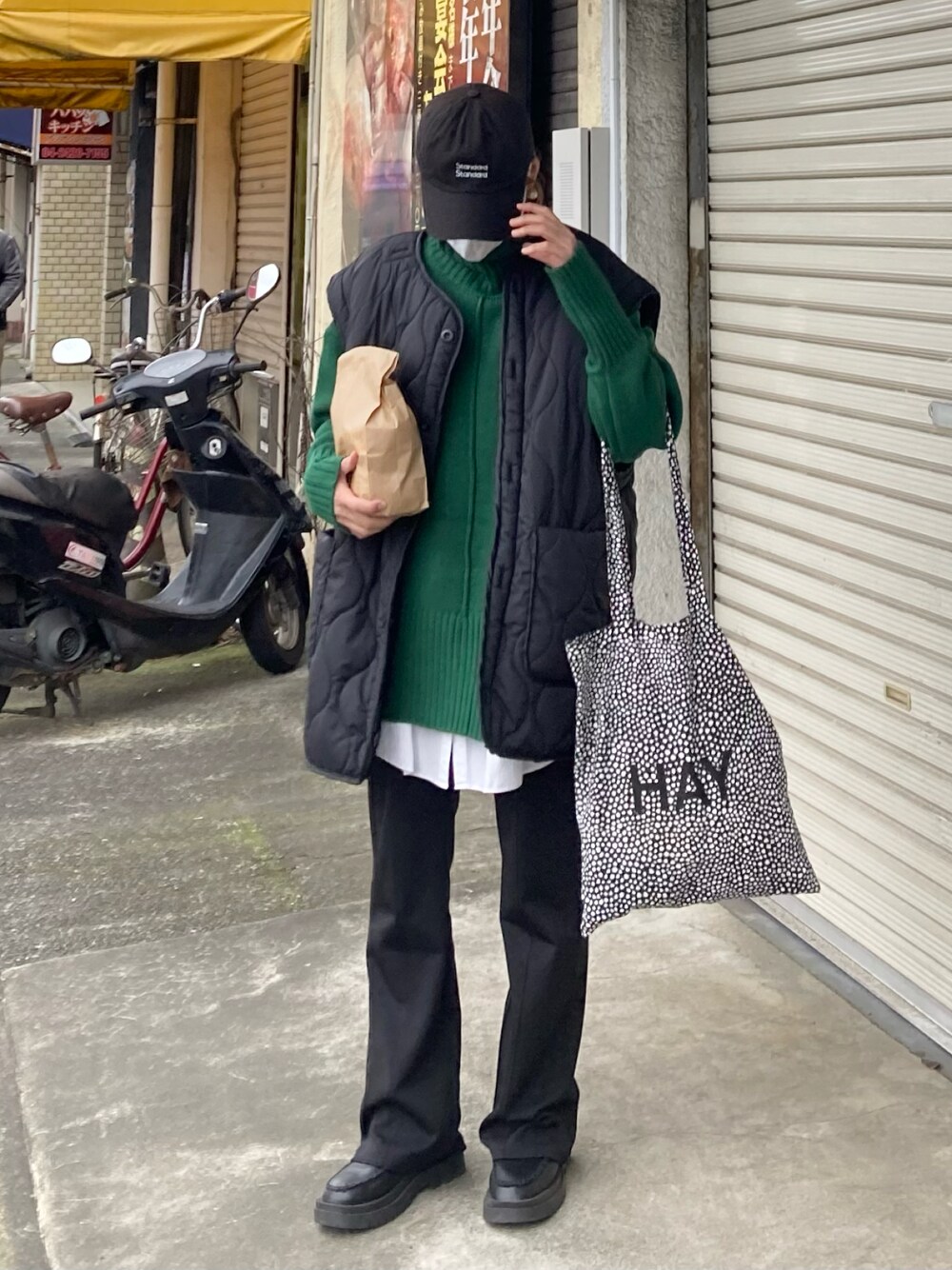 「冬コーデ、レイヤードスタイル、休日スタイル、きれいめカジュアル、大人カジュアル、タートルネック、ニット、グリーン、ベスト、キルティング、キルティングベスト、フレアパンツ、厚底シューズ、トートバッグ、キャップ」｜「CORNERS by KRのCORNERS by KR　4wayボアキルティングジャケット（ブルゾン、ブラック系）」を使った、ＫＲさん（レディース・159cm）の冬コーディネートの1枚目の写真