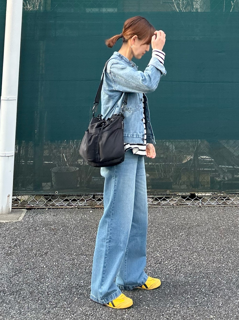 ブルー系のデニムジャケット、ブルー系のデニムパンツ、ホワイト系のTシャツ/カットソーを着用したレディースの春コーディネートの1枚目の写真