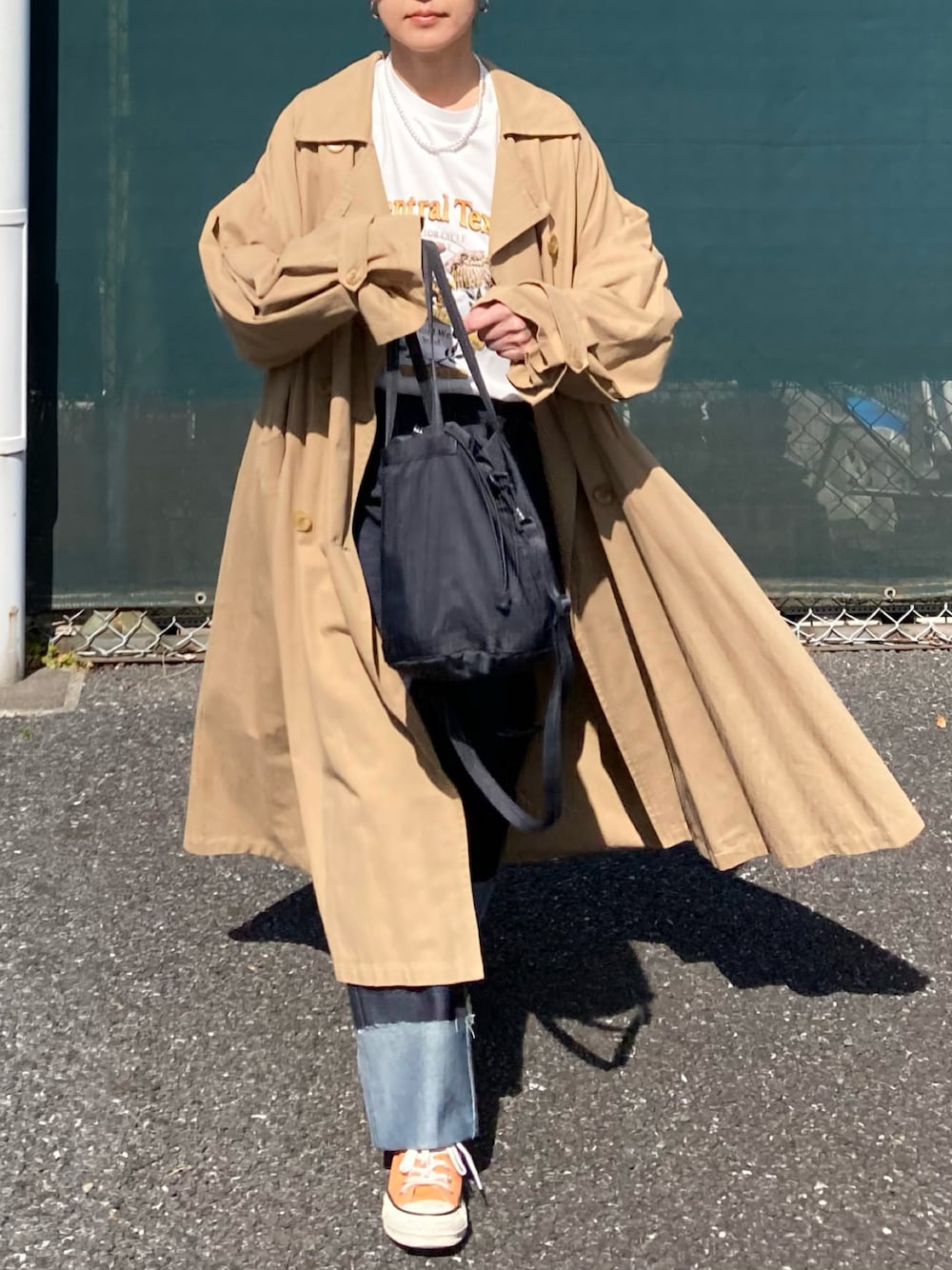 「ほめられ本命コーデ、シンプルコーデ、春コーデ、プチプラ、トレンチコート、ロングコート、プリントT、白Tシャツ、バケットバッグ、UNIQLO、タックイン、デニム、スニーカー、コンバース、春色」｜「CORNERSのイーグルプリントTシャツ（Tシャツ/カットソー、ホワイト系）」を使った、ＫＲさん（レディース・159cm）の冬コーディネートの1枚目の写真