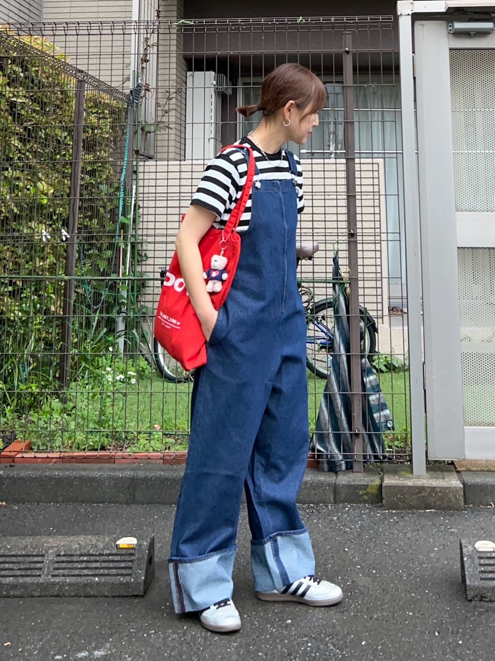 「春夏コーデ、夏コーデ、デニム、デニムパンツ、オーバーオール、サロペット、ボーダー、トートバッグ、スニーカー、プチプラ、大人カジュアル、きれいめカジュアル、休日スタイル」｜「BONLECILLのカラーステッチロールアップハーフジップデニムサロペット（サロペット/オーバーオール、ブルー系）」を使った、ＫＲさん（レディース・159cm）の春コーディネートの1枚目の写真