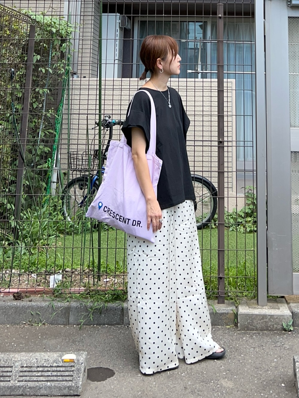 「夏コーデ、シンプルコーデ、お出かけコーデ、カラーコーデ、きれいめカジュアル、モノトーン、プチプラ、Tシャツ、ワイドパンツ、ドット、サンダル、トートバッグ」｜「CORNERS by KRの【CORNERS by KR】ダブルウエストドットパンツ（スラックス、ホワイト系）」を使った、ＫＲさん（レディース・159cm）の夏コーディネートの1枚目の写真