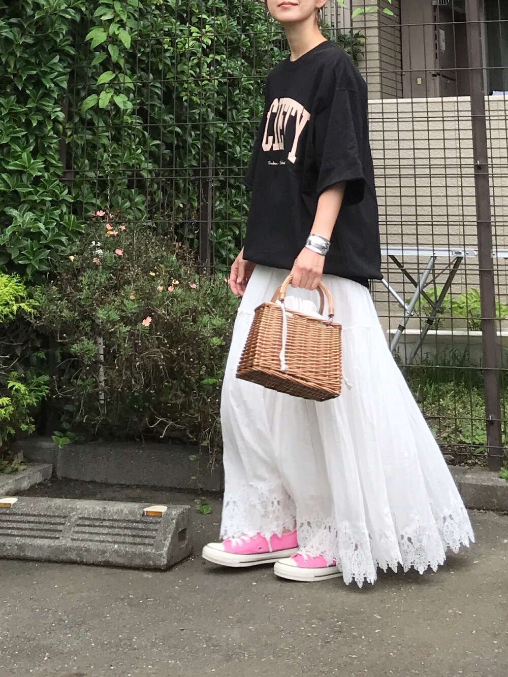 「COOLなこのコが仲間入り、シンプルコーデ、ゆるコーデ、休日スタイル、スウェット、ロングスカート、ZARA、コンバース、ピンク、かごバッグ」｜「BEAUTY&YOUTH UNITED ARROWSの【WEB限定】by レタード ライト スウェット ハーフスリーブ（Tシャツ/カットソー、ブラック系）」を使った、ＫＲさん（レディース・159cm）の夏コーディネートの1枚目の写真