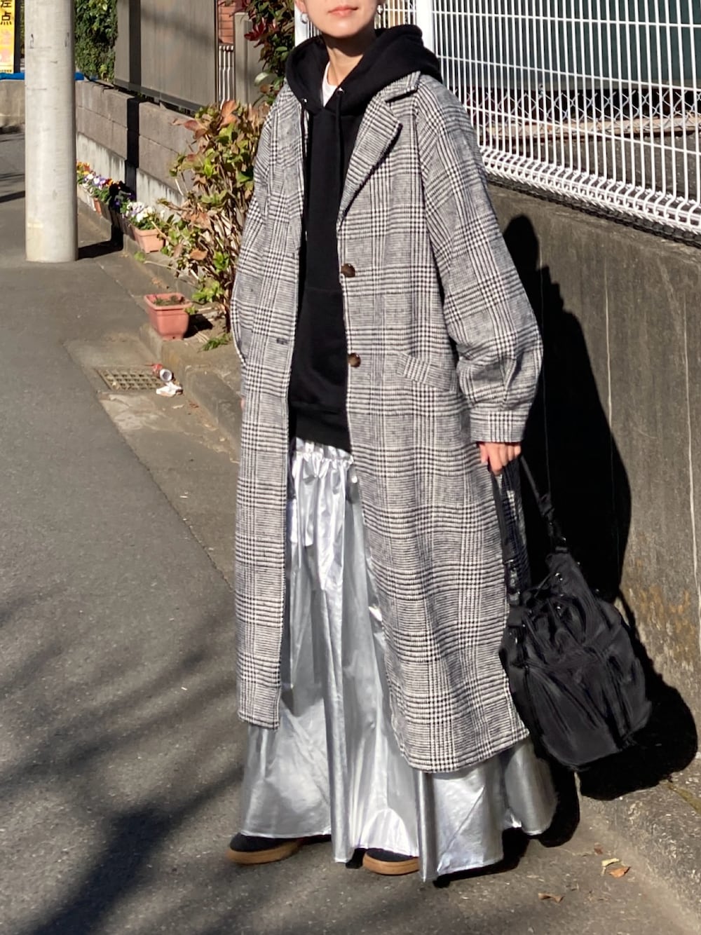 「チェック、冬コーデ、新星WEARISTAにエントリー、クリスマスに着たい服、マイベストコーデ2023、きれいめカジュアル、レイヤードスタイル、休日スタイル、ロングコート、パーカー、ロングスカート、メタリック、スニーカー、プチプラ」｜「CORNERSのチェック柄ボリューム袖コート（チェスターコート、ブラック系）」を使った、ＫＲさん（レディース・159cm）の冬コーディネートの1枚目の写真