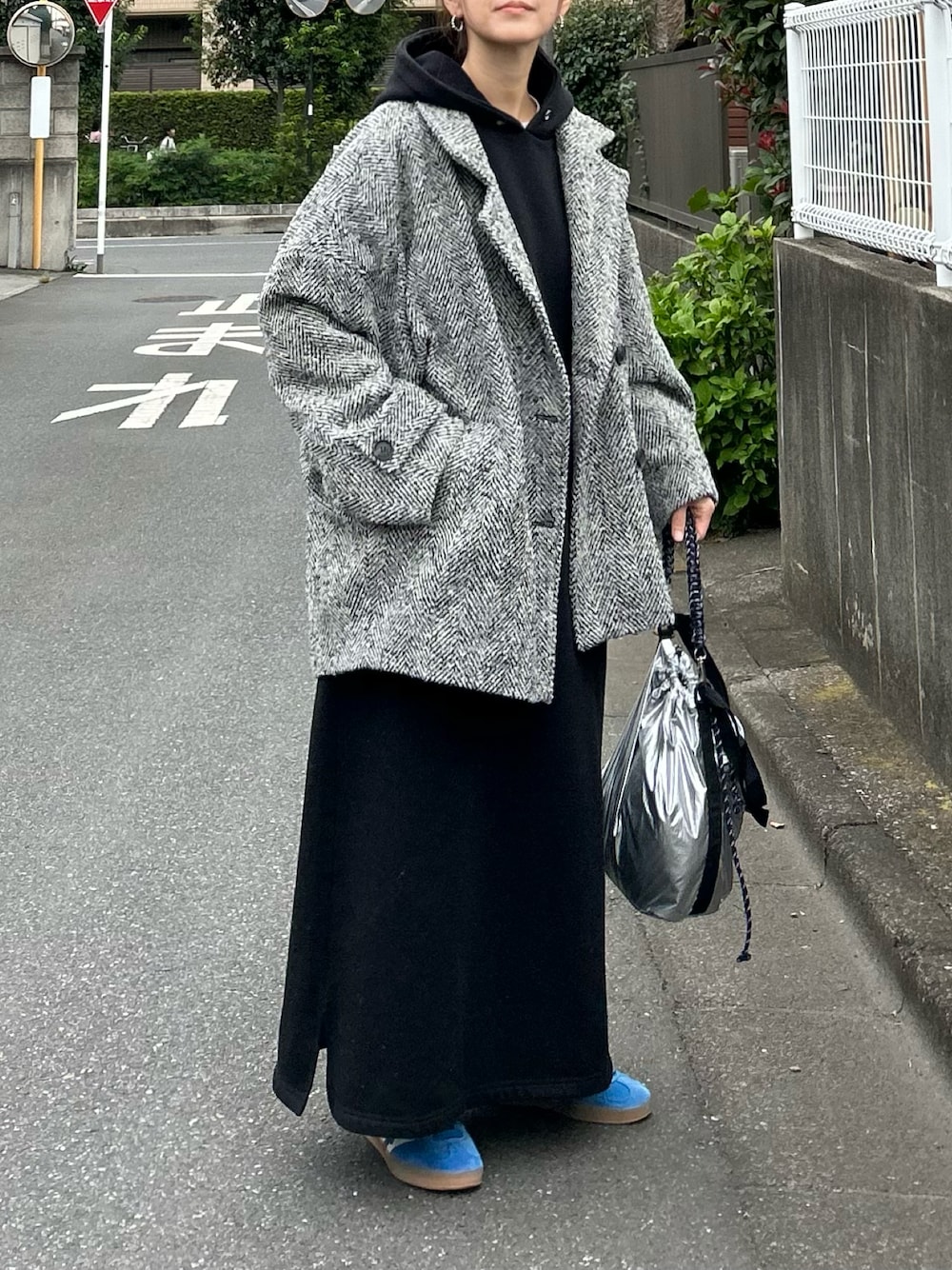 「ピーコート、冬アウター、冬コーデ、お出かけコーデ、モノトーン、レイヤードスタイル、休日スタイル、プチプラ、きれいめカジュアル、パーカー、スウェット、ワンピース、ショルダーバッグ、スニーカー、adidas」｜「notch.の【 notch.by yui 】ヘリンボーンＰコート（ピーコート、その他）」を使った、ＫＲさん（レディース・159cm）の秋コーディネートの1枚目の写真