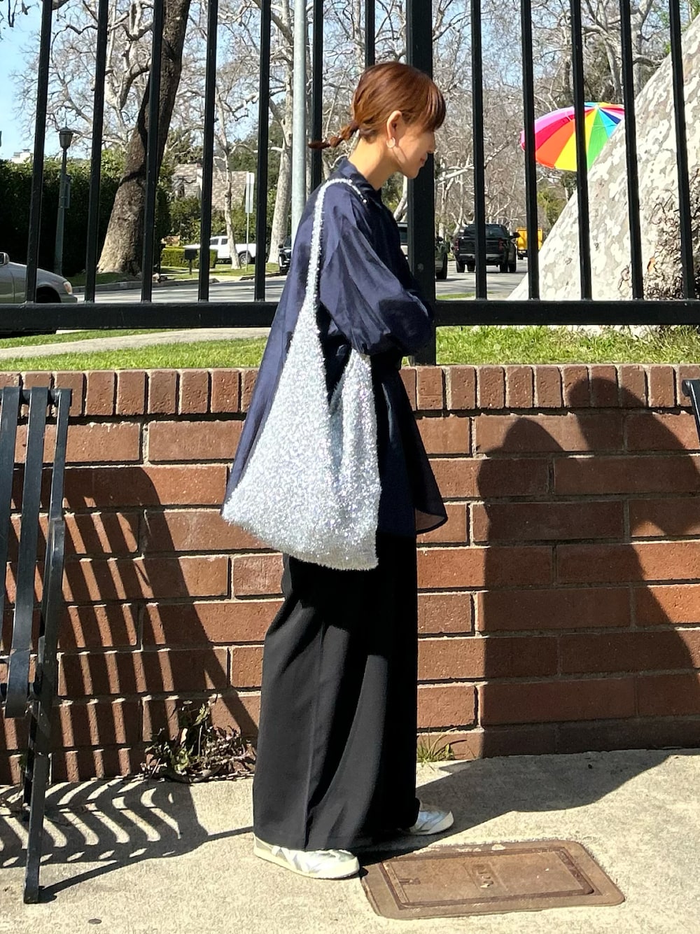 ブルー系のシャツ/ブラウス、シルバー系のトートバッグ、ブラック系のその他パンツを着用したレディースの冬コーディネートの1枚目の写真