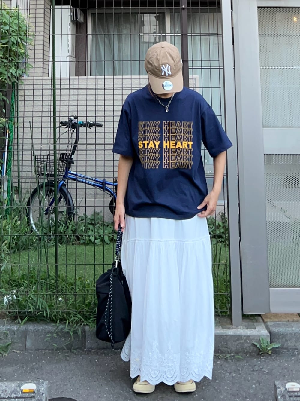 「夏コーデ」｜「FFEINの【FFEIN（フェイン）】メッセージロゴショート丈Tシャツ / 男女兼用 レギュラーサイズ プリント シンプル（Tシャツ/カットソー、ブルー系）」を使った、ＫＲさん（レディース・159cm）の夏コーディネートの1枚目の写真