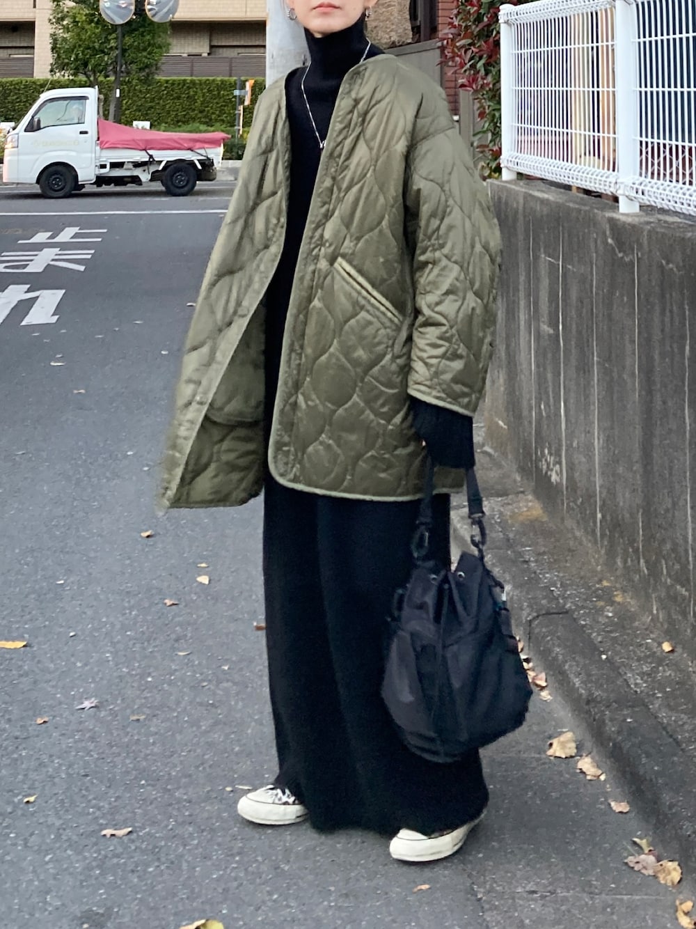 「冬コーデ、シンプルコーデ、お出かけコーデ、きれいめカジュアル、プチプラ、ビッグシルエット、冬アウター、キルティング、タートルネック、ワンピース、ニットワンピース、スニーカー、休日スタイル、マイベストコーデ2023、クリスマスに着たい服」｜「FREAK'S STOREの【WEB限定】M65ライナーキルトコート(キルティングジャケット･ノーカラーコート)（ノーカラージャケット、グリーン系）」を使った、ＫＲさん（レディース・159cm）の冬コーディネートの1枚目の写真