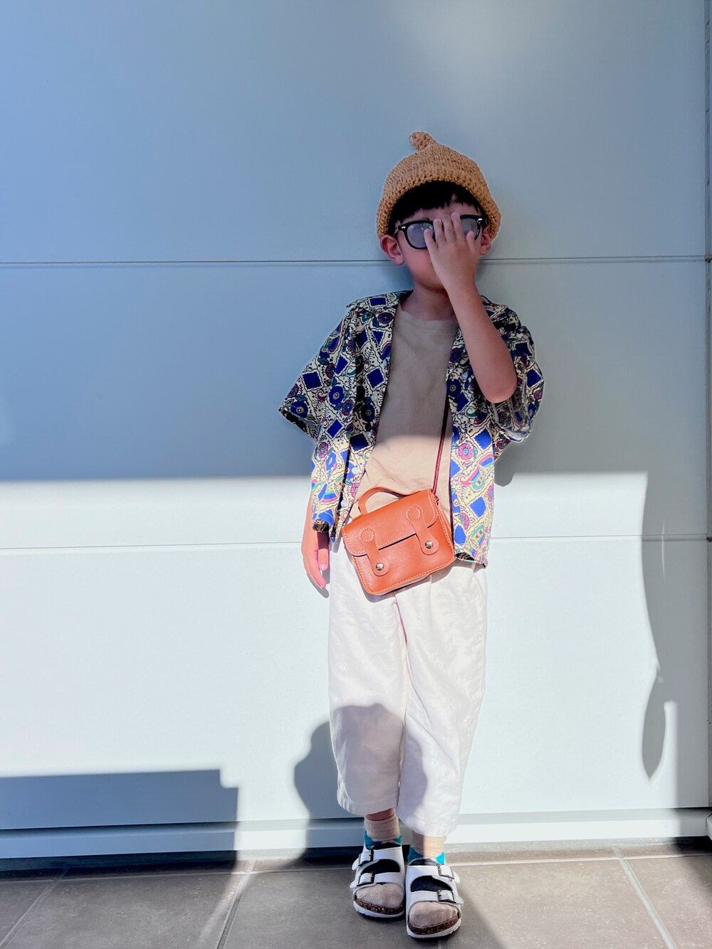 「夏コーデ、柄シャツ、男の子、プチプラコーデ、ショルダーバッグ、夏セールで買いました、キッズコーデ、リラックススタイル、祭り、どんぐり帽、サンダルに靴下、休日スタイル、チンピラ、サングラス」｜「TSURUYAの《その他》キッズサンダル FR5115（サンダル、ホワイト系）」を使った、aoochan.さん（キッズ・110cm）の夏コーディネートの1枚目の写真