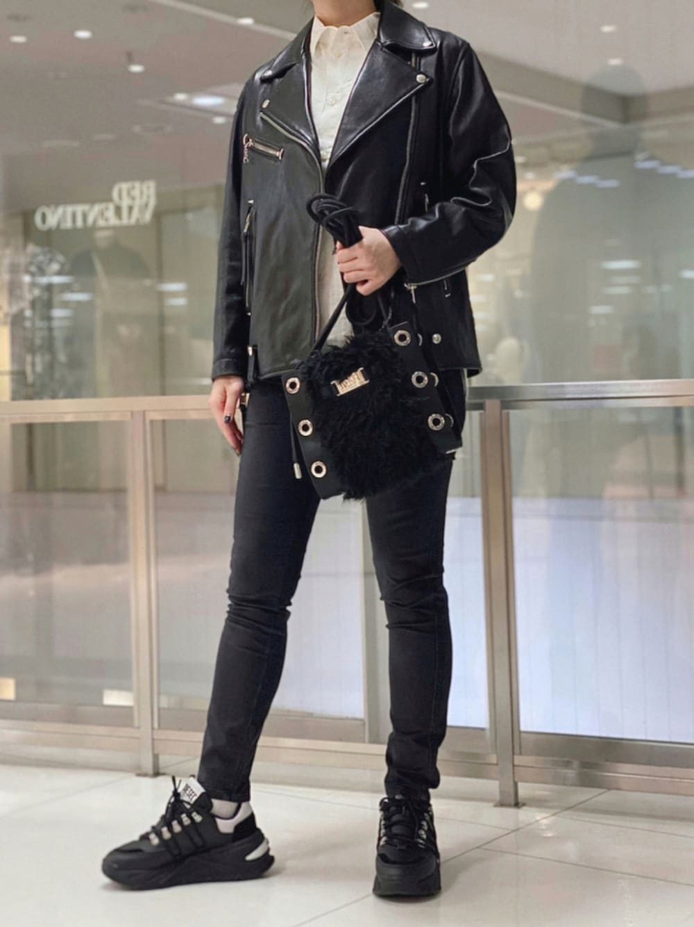 「レザージャケット、ライダース、ブラックコーデ、Diesel、モノトーン、オーバーサイズ、シンプルコーデ、ダブルライダース、オトナ女子、いいね、save、フォローお願いします🤑」｜「DIESELのレディース フェイクファー ショルダーバッグ（ショルダーバッグ、ブラック系）」を使った、KAXXHAさん（レディース・160cm）の秋コーディネートの1枚目の写真