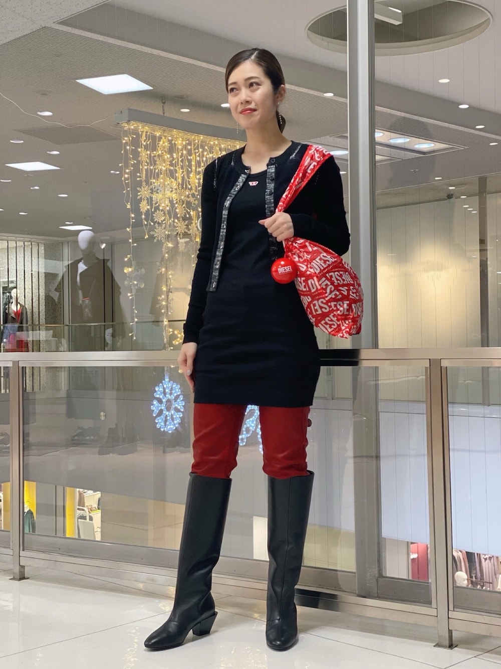 ブラック系のワンピース、レッド系のエコバッグ/サブバッグ、ブラック系のカーディガン/ボレロを着用したレディースの秋コーディネートの1枚目の写真