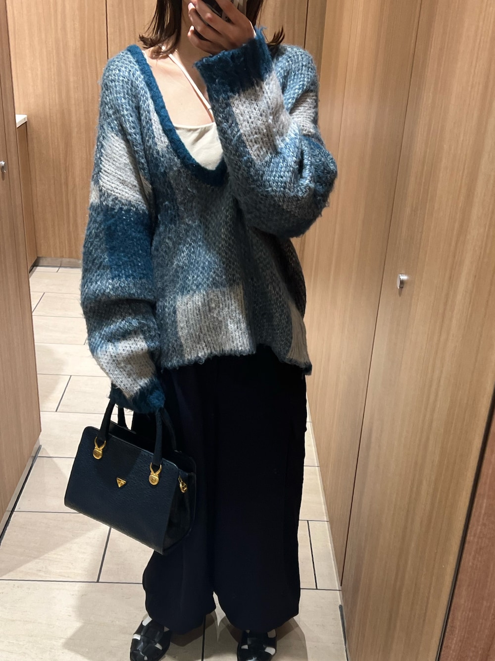 「いまどきジャケット写真、春服デビュー宣言、ミスティック(mystic)、スタイルミキサー、お出かけコーデ、きれいめカジュアル」｜「STYLEMIXERのバルーンカーゴパンツ（カーゴパンツ、ブルー系）」を使った、ぷにゅさん（レディース・162cm）の春コーディネートの1枚目の写真