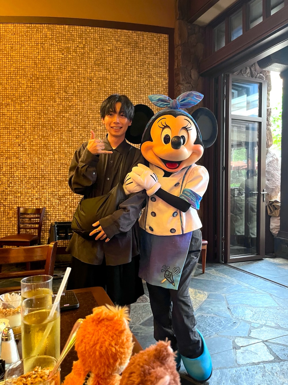 「ディズニーコーデ、ディズニー、disney、AULANI Disney、ラフ、シャツスタイル、スニーカーコーデ、シャツコーデ、ショートパンツ、ショーツ、ワイドショーツ、白スニーカー、CAMPER、stein、sunsea」｜「steinのstein  Oversized Cupro LS Shirt （CHARCOAL） ￥31,900（シャツ/ブラウス、グレー系）」を使った、𝙏𝙤𝙧𝙪さん（メンズ・167cm）の夏コーディネートの1枚目の写真