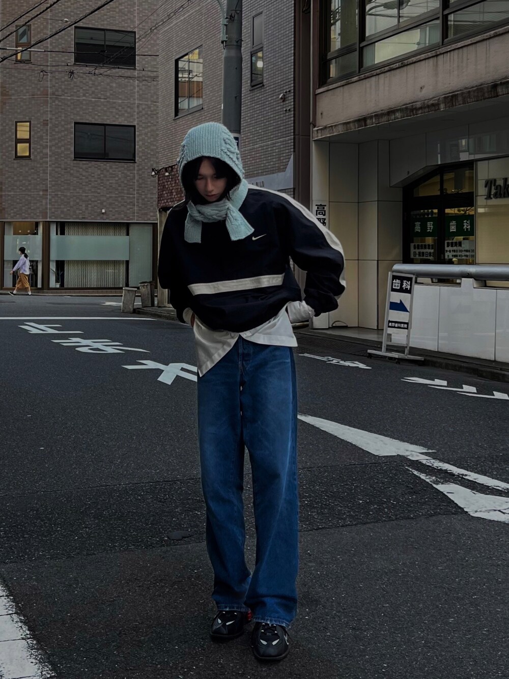 「NIKE、martinerose、デニムパンツ、ナイロンジャケット、yukifujisawa、マフラー」｜「edward cumingのアイテム（デニムパンツ、ブルー系）」を使った、未来さん（メンズ・172cm）の秋コーディネートの1枚目の写真