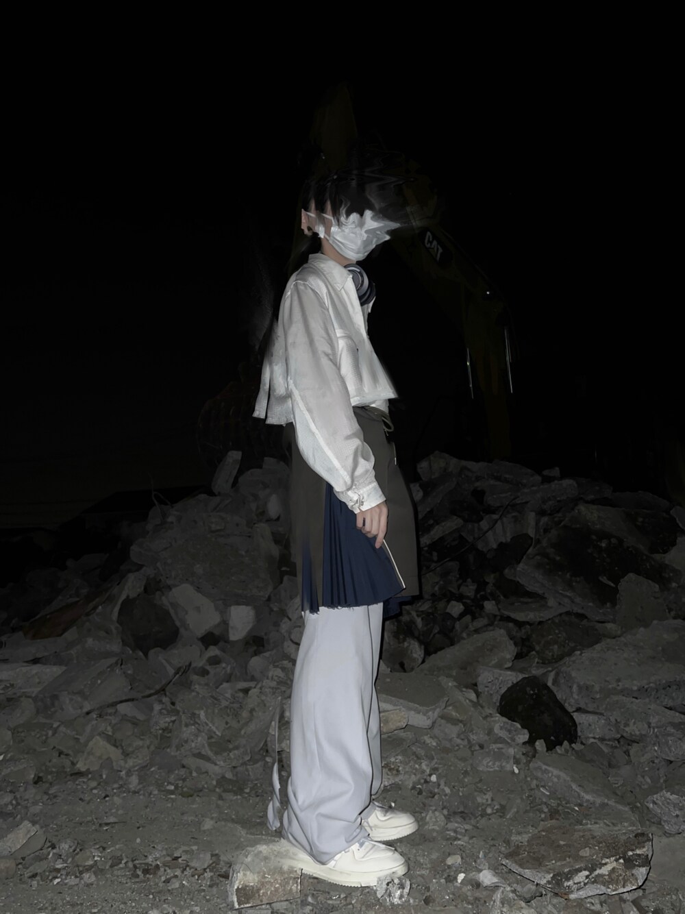 「sacai、CHRISTIAN DADA、TOGA、TOGA VIRILIS、adidas、ヘッドホン」｜「CHRISTIAN DADAのアイテム（パンツ、グレー系）」を使った、未来さん（メンズ・170cm）の夏コーディネートの1枚目の写真