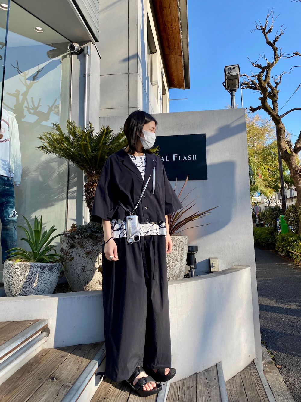 「大人カジュアル、オトナカジュアル、カジュアル、カジュアルコーデ、シンプル、シンプルコーデ、春コーデ、おしゃれさんと繋がりたい、オーバーサイズ、オトナ女子、大人コーデ、ママコーデ、パンツスタイル、休日スタイル、ブラック」｜「TAKAHIROMIYASHITATheSoloIst.のアイテム（サンダル、ブラック系）」を使った、53himiさん（レディース・161cm）の冬コーディネートの1枚目の写真